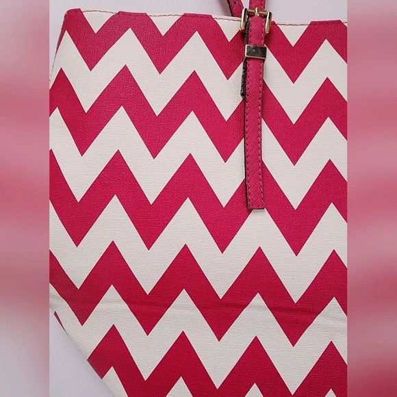 White Pink Boat Shape Beach Travel, Vacation Shoulder Bag Metal Hardware - Picture 9 of 16